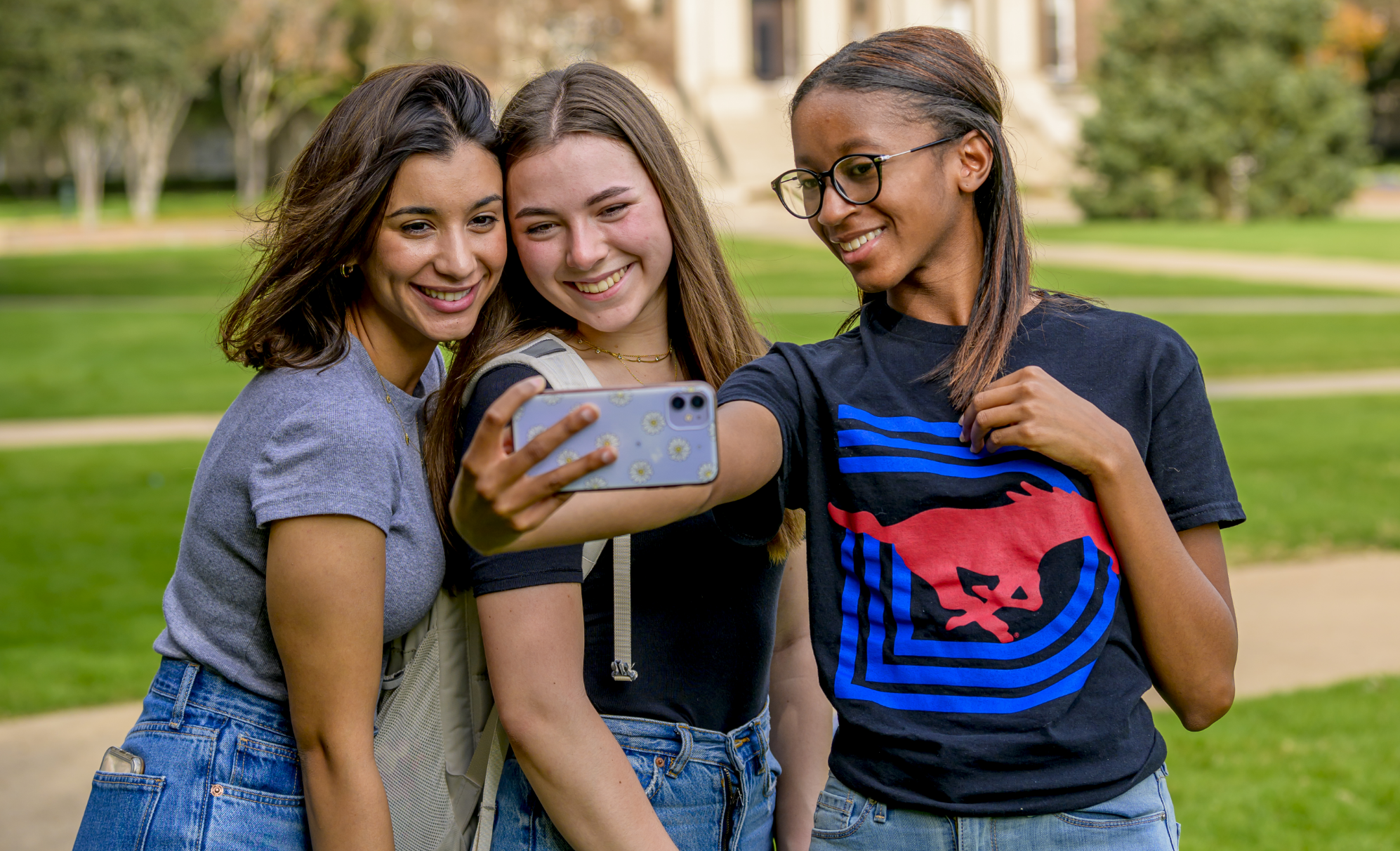 3 students taking a selfie